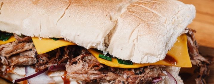 Sandwich de cerdo con tomate, r