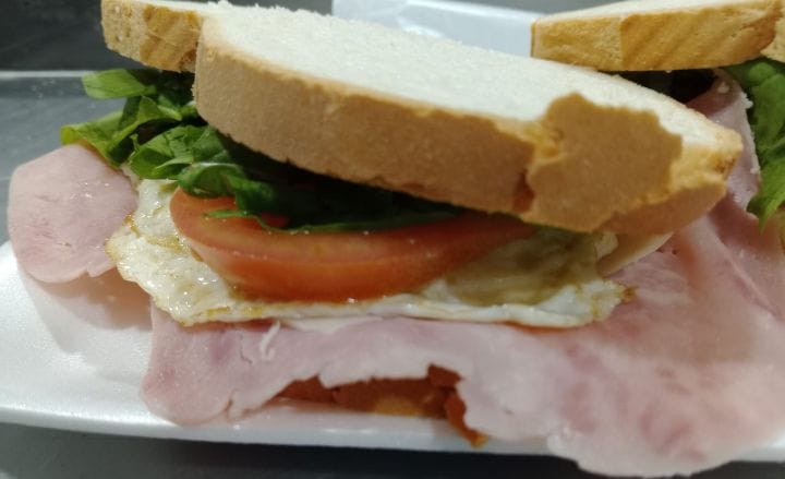 Pan de molde c/ jamon, queso, tomate, huevo y r