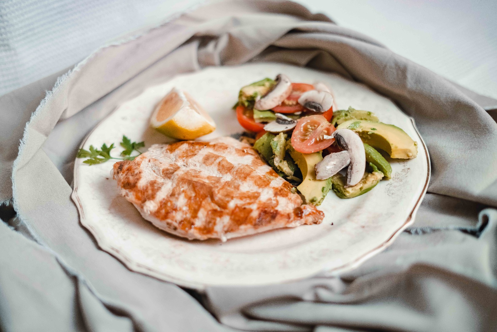Pollo con ensalada del dia
